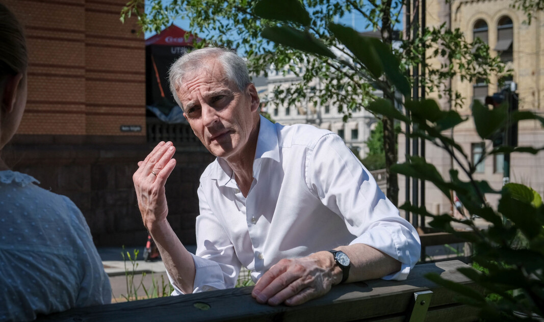 Ap-leder Jonas Gahr Støre advarer mot å gi folk inntrykk av at de kan senke skuldrene i pandemien. Ap-leder Jonas Gahr Støre advarer mot å gi folk inntrykk av at de kan senke skuldrene i pandemien.