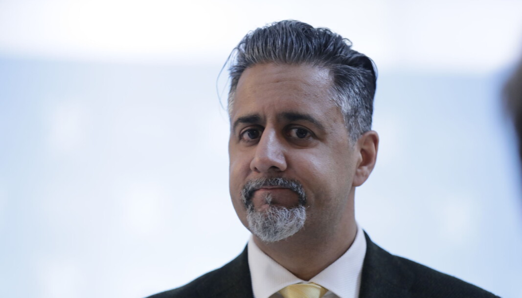 Investor Jan Petter Sissener gir Abid Rajas til alle videregående skoler. Investor Jan Petter Sissener gir Abid Rajas til alle videregående skoler.
