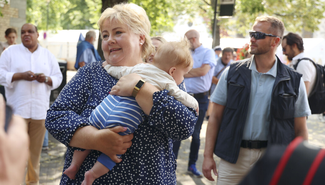 Høyre går til valg på at barn nummer tre i barnehagen skal være helt gratis, sier partileder Erna Solberg til VG. Her under Trøndelag Høyres valgkampåpning i Trondheim med Arvid Remmem Tiller i armene. Høyre går til valg på at barn nummer tre i barnehagen skal være helt gratis, sier partileder Erna Solberg til VG. Her under Trøndelag Høyres valgkampåpning i Trondheim med Arvid Remmem Tiller i armene.