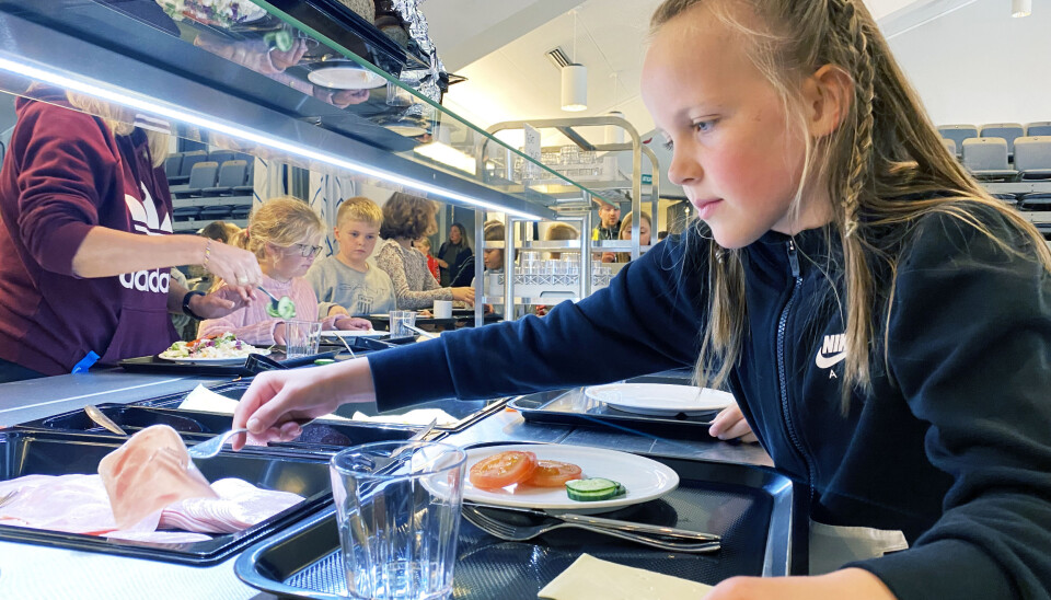 – Kjekt å smaka annan type mat, seier Maria, som går i klasse 3 c. Ho legg til at det var kjedelegare i fjor med matpakke.