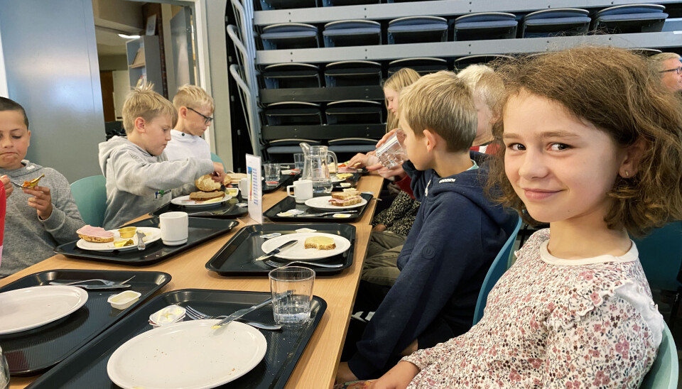 Maiken i klasse 4 c seier at det er gøy å eta lunsj saman med heile klassa rundt bordet.