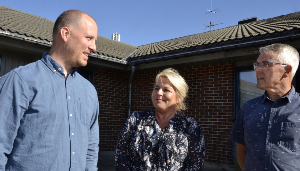 Leiinga ved Austrheim skule: rektor Stine Helen Mehammer midt mellom dei to inspektørane, Eirik Falch, til venstre, og Petter Aas.