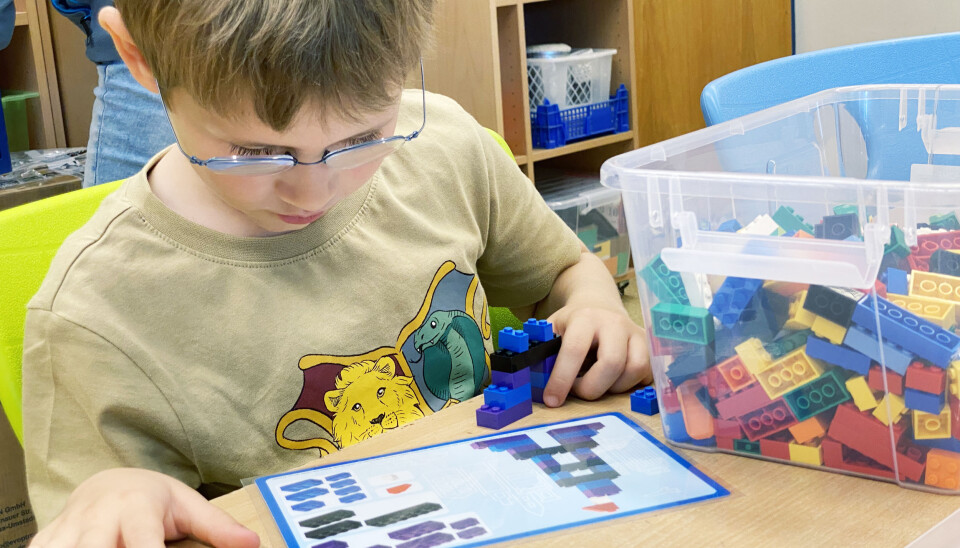 Til tekno-labben er det kjøpt inn lego-byggjesett av ulik vanskegrad. Her er Herman i klasse 2 a i djup konsentrasjon.