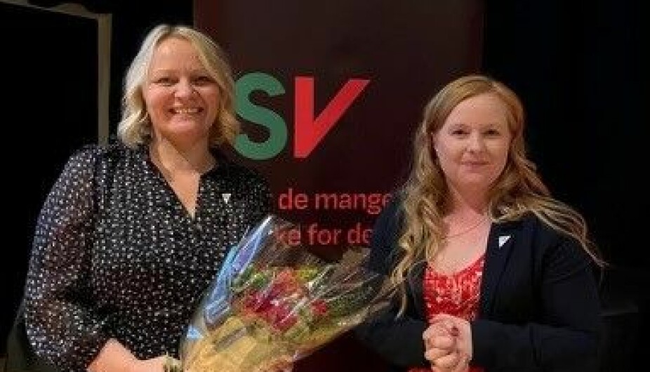 Mona Fagerås (t.v.) fikk utjevningsmandatet i Nordland og ble gratulert av leder i Nordland SV, Åshild Pettersen.