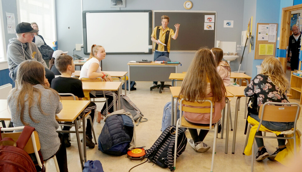 Her underviser Simon Malkenes en ungdomsskoleklasse på Hauge oppvekst i Bremanger.