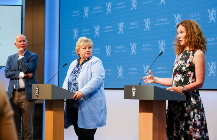 Helsedirektør Bjørn Guldvog, statsminister Erna Solberg og Camilla Stoltenberg under en pressekonferanse om koronasituasjonen tidligere i år.
