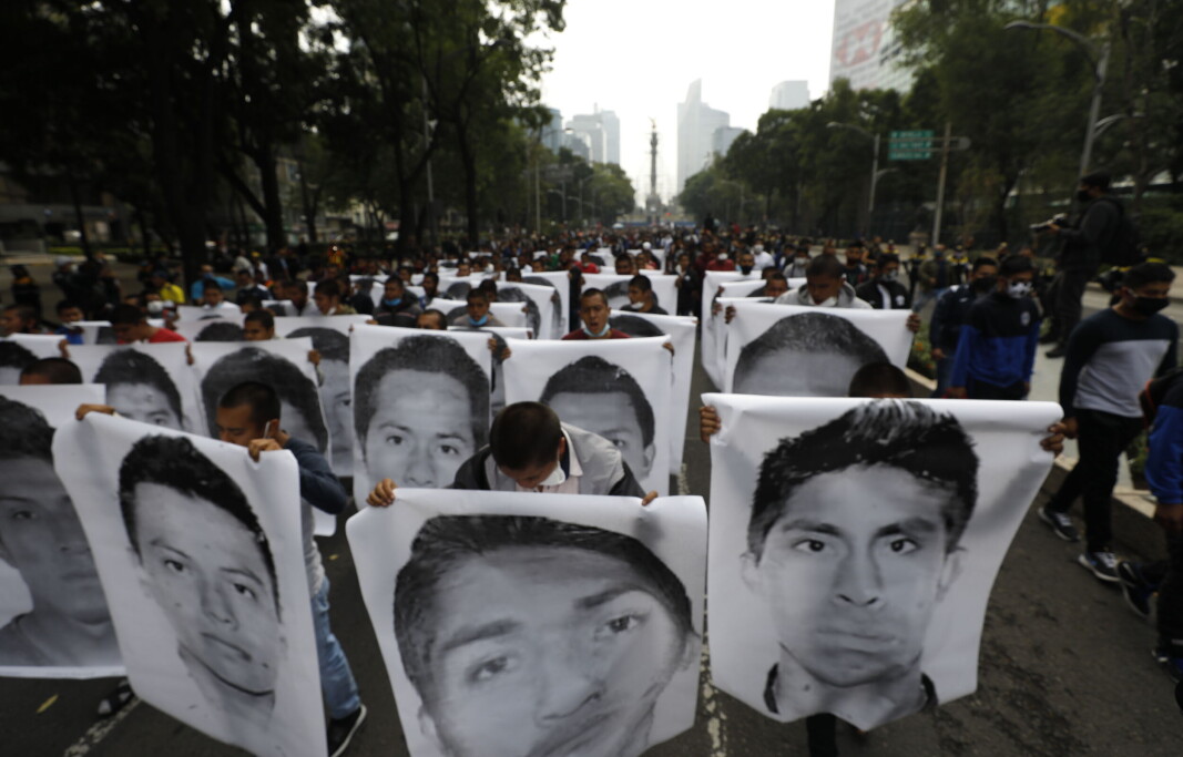 Studenter i Mexico hadde en markering seks år etter at de 43 lærerstudentene forsvant. Her viser de bildene av de 43 savnede. Studenter i Mexico hadde en markering seks år etter at de 43 lærerstudentene forsvant. Her viser de bildene av de 43 savnede.