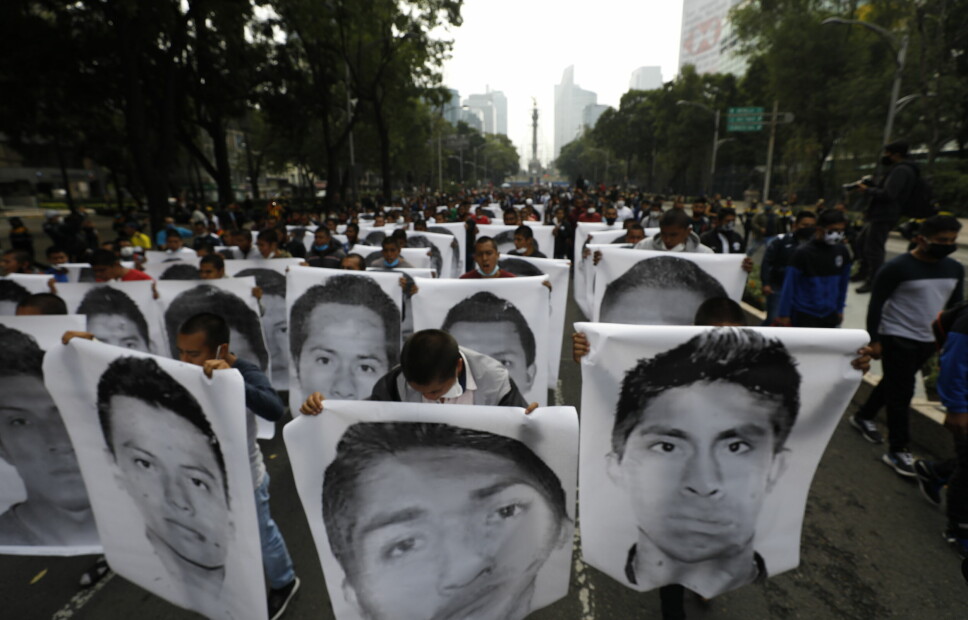 Studenter i Mexico hadde en markering seks år etter at de 43 lærerstudentene forsvant. Her viser de bildene av de 43 savnede.