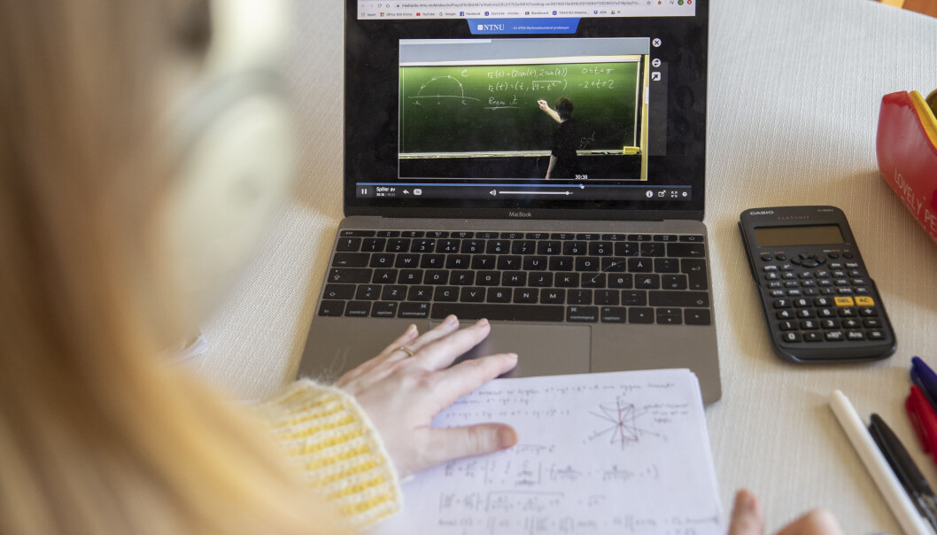 Selv om samfunnet er gjenåpnet og enmetersregelen er historie, fortsetter flere studiesteder med digital undervisning. Selv om samfunnet er gjenåpnet og enmetersregelen er historie, fortsetter flere studiesteder med digital undervisning.
