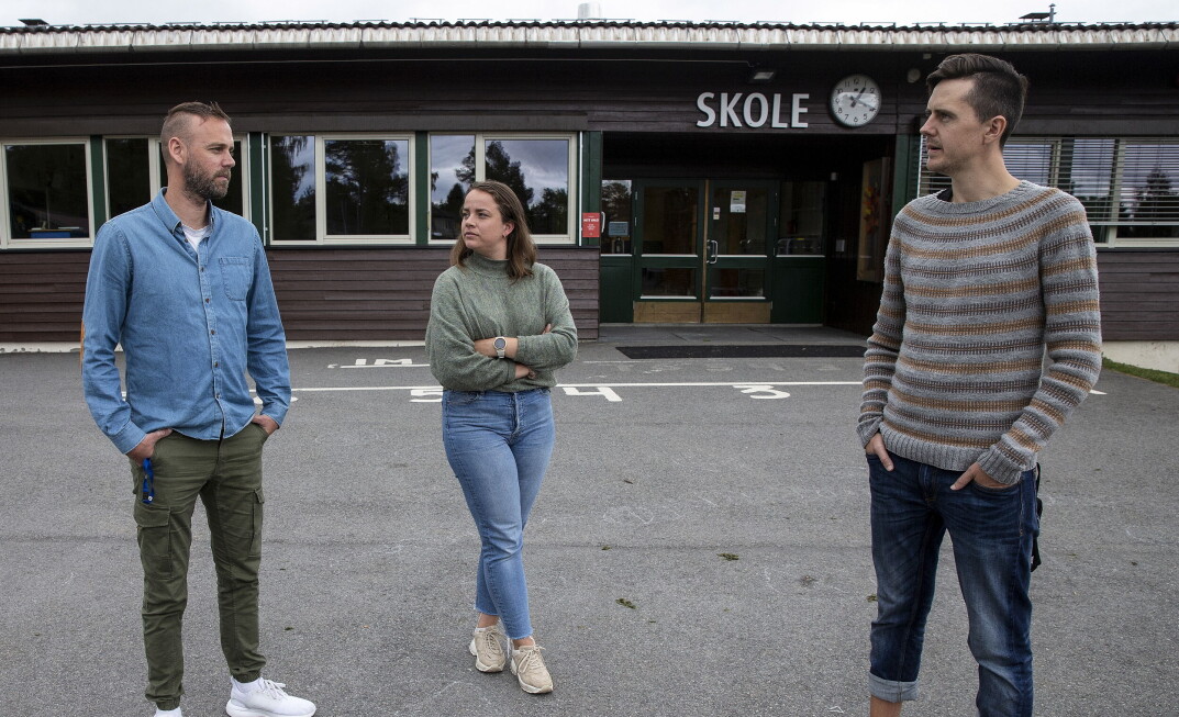 – I de periodene vi har hatt gode rektorer her, merker vi hvor bra og viktig det er, sier lærer og tillitsvalgt Magnus Tvedt Georgstad (t.h.). Her diskuterer han med miljøterapeut Amund Holmen og lærer Mari Josefine Ådnøy. – I de periodene vi har hatt gode rektorer her, merker vi hvor bra og viktig det er, sier lærer og tillitsvalgt Magnus Tvedt Georgstad (t.h.). Her diskuterer han med miljøterapeut Amund Holmen og lærer Mari Josefine Ådnøy.