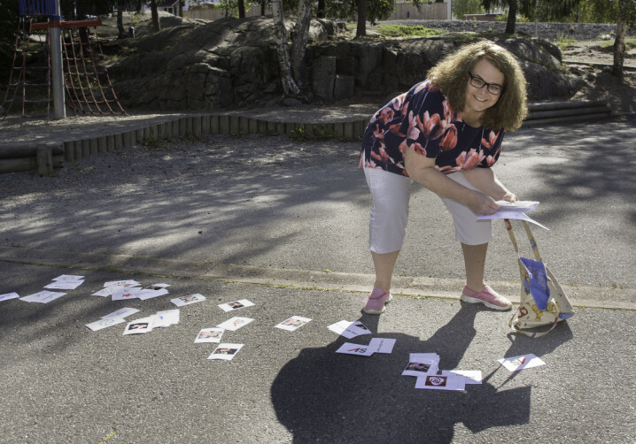 Det gjøres klar til valgstafett. Gro har laget 252 kort, og partiledere, partier og logoer spres utover asfalten i skolegården.