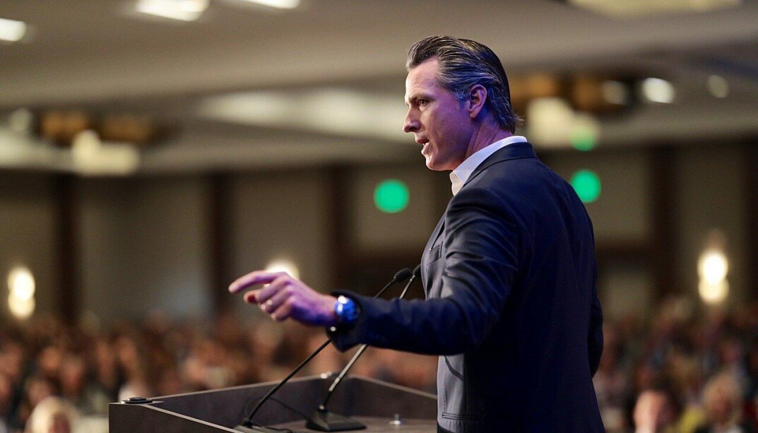 Californias guvernør Gavin Newsom presenterte fredag en plan for obligatorisk vaksinering av skolebarn, som den første delstaten i USA. Californias guvernør Gavin Newsom presenterte fredag en plan for obligatorisk vaksinering av skolebarn, som den første delstaten i USA.