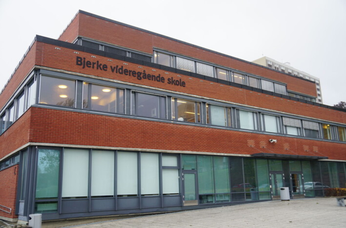 Bjerke videregående skole er lokalisert i tre bygg. Lærerne sparkesykler imellom dem. Bjerke videregående skole er lokalisert i tre bygg. Lærerne sparkesykler imellom dem.