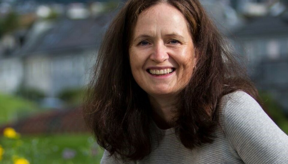 Studieprogramansvarlig Margareth Eilifsen ved Høgskulen på Vestlandet sier utdanningene må bli flinkere til å legge til rette for at 20-åringer som allerede jobber i barnehagen, kan ta utdanning samtidig.
