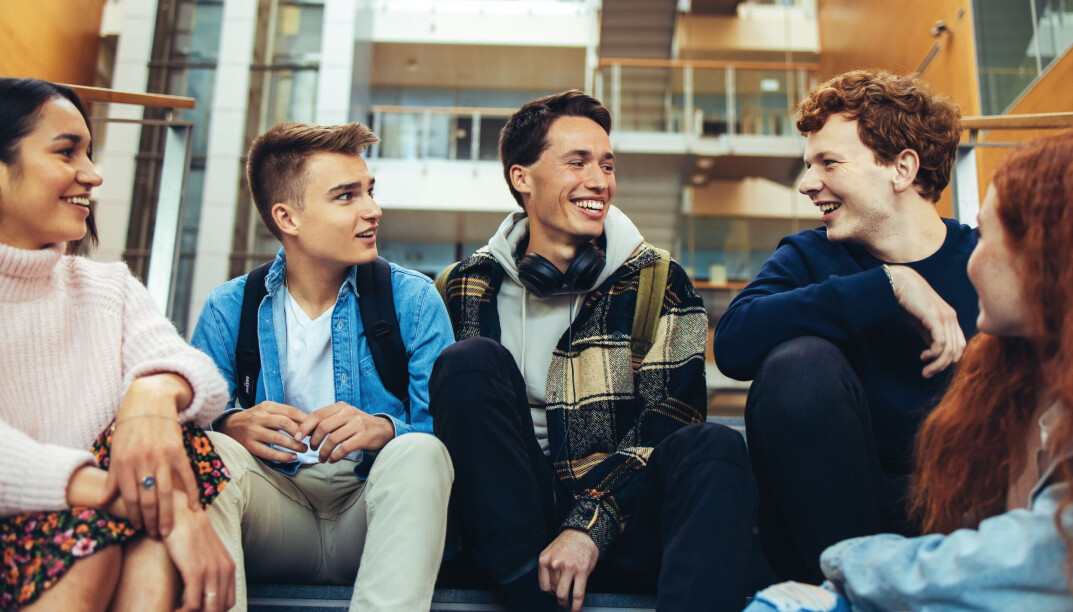 30 mannlige barne- hagelærerstudenter har fått kurs i formidling og drama for å fortelle sin egen personlige historie til elever i videregående skole om hva som motiverte dem til å bli barnehagelærer. 30 mannlige barne- hagelærerstudenter har fått kurs i formidling og drama for å fortelle sin egen personlige historie til elever i videregående skole om hva som motiverte dem til å bli barnehagelærer.