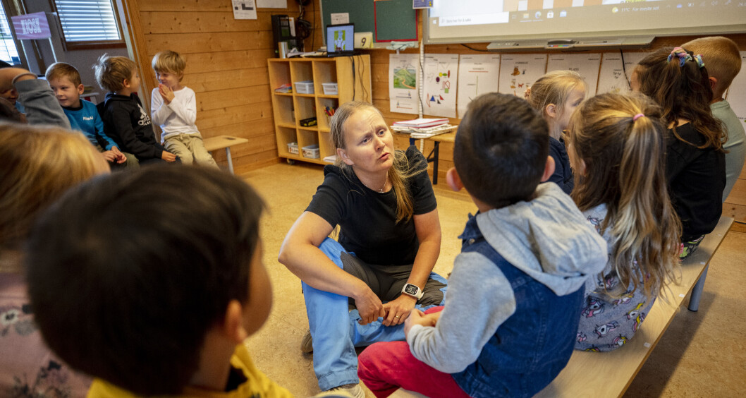 Når elevene skal lære å skrive ord, lærer de seg først å lytte til hvilke lyder bokstavene representerer. Når elevene skal lære å skrive ord, lærer de seg først å lytte til hvilke lyder bokstavene representerer.