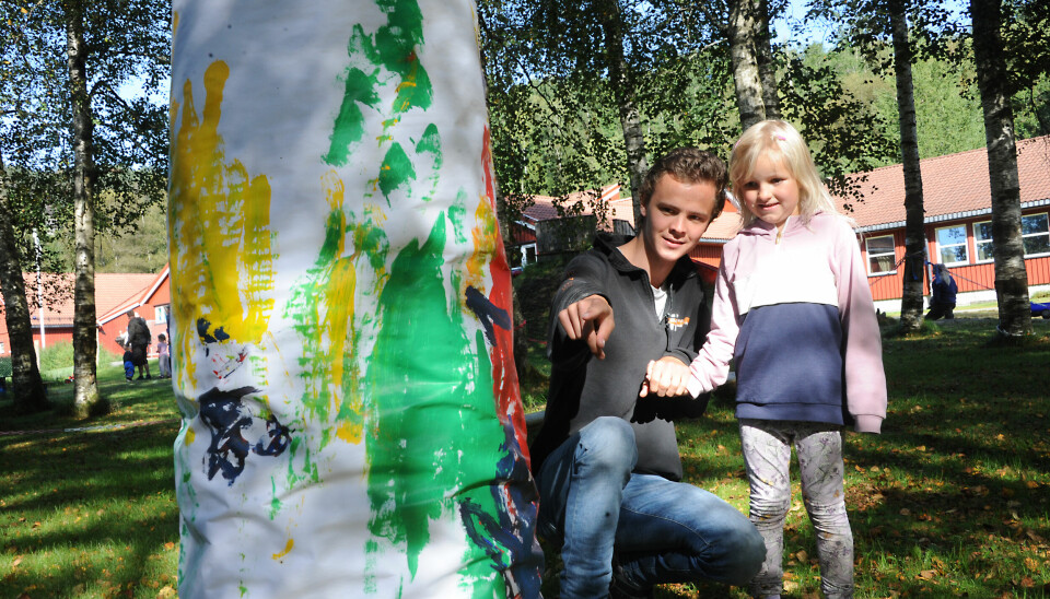 Det meste kan gjøres utendørs, også maling. Her beundrer Sofie Homme Øverby (5) og lærling Krister Egeland et kunstverk barnehagebarna har laget.