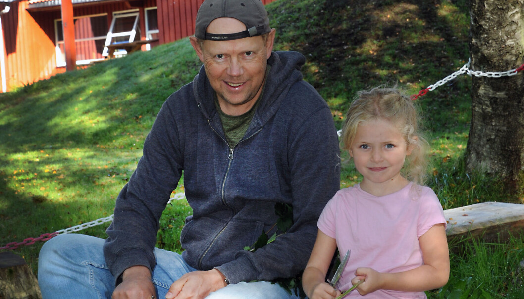 Pedagogisk leder Dag Fredriksen og Frida Sanden Sivertsen (5) har en god samtale mens de sitter og spikker. Frida har tidligere lært hvordan hun skal håndtere kniven. Pedagogisk leder Dag Fredriksen og Frida Sanden Sivertsen (5) har en god samtale mens de sitter og spikker. Frida har tidligere lært hvordan hun skal håndtere kniven.