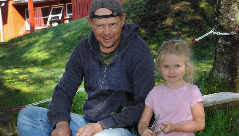 Pedagogisk leder Dag Fredriksen og Frida Sanden Sivertsen (5) har en god samtale mens de sitter og spikker. Frida har tidligere lært hvordan hun skal håndtere kniven.