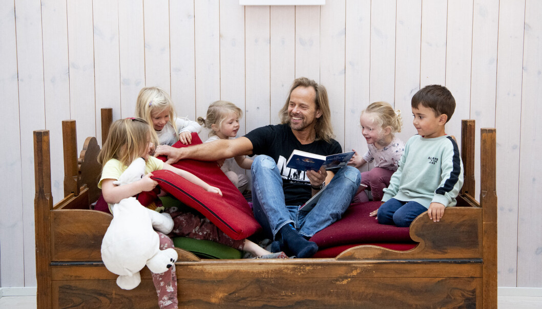 Barne- og ungdomsarbeider Sture Mønnich har jobbet 30 år i barnehage og leser gjerne for Alexandra (f.v.), Thea, Hennie, Hedda og Max. Han mener menn har et ansvar for å ta vare på hverandre på jobb. Barne- og ungdomsarbeider Sture Mønnich har jobbet 30 år i barnehage og leser gjerne for Alexandra (f.v.), Thea, Hennie, Hedda og Max. Han mener menn har et ansvar for å ta vare på hverandre på jobb.