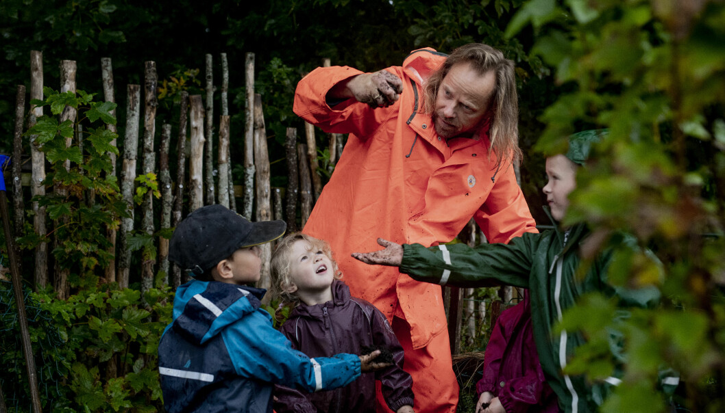 Barne- og ungdomsarbeider Sture Mønnich utforsker gjerne regn, jord, sørpe og tyngdekraft på turen ute sammen med Max, Hennie og Sondre.