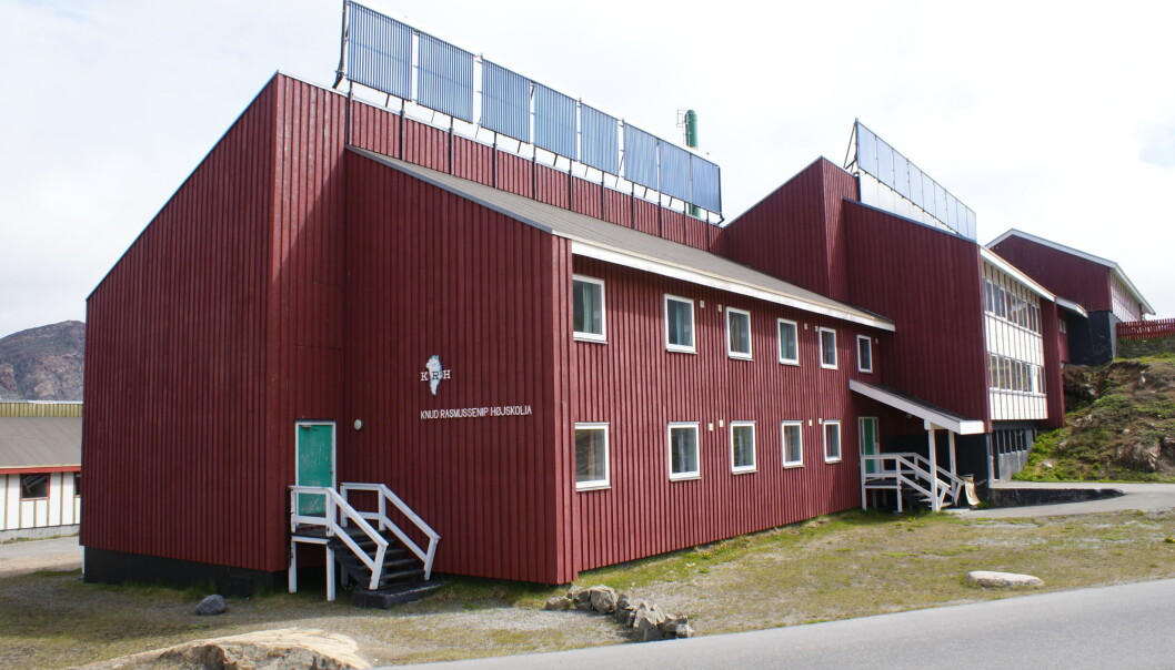 Knud Rasmussen høyskole (Knud Rasmussenip Højskolia) i Sisimiut på Grønland. Knud Rasmussen høyskole (Knud Rasmussenip Højskolia) i Sisimiut på Grønland.