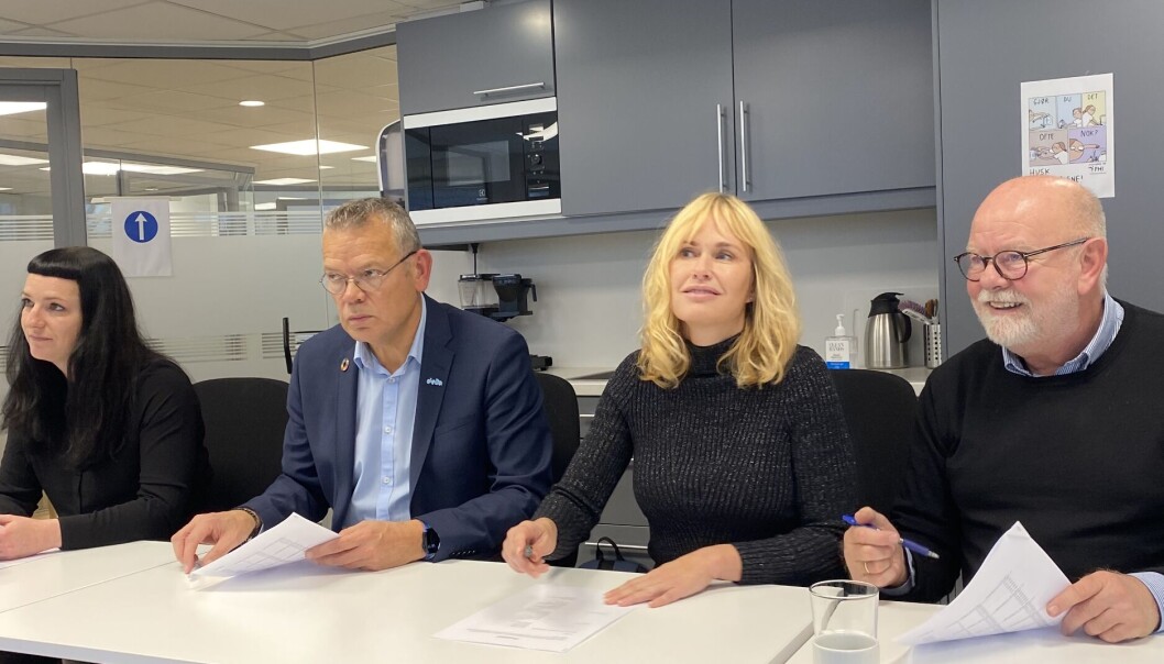Partene undertegner PBL-lønnsoppgjøret 2021. F.v Fagforbundets Karianne Hansen Heien, Deltas Trond Ellefsen, Anne Lindboe i PBL og Utdanningsforbundets Terje Skyvulstad. Partene undertegner PBL-lønnsoppgjøret 2021. F.v Fagforbundets Karianne Hansen Heien, Deltas Trond Ellefsen, Anne Lindboe i PBL og Utdanningsforbundets Terje Skyvulstad.