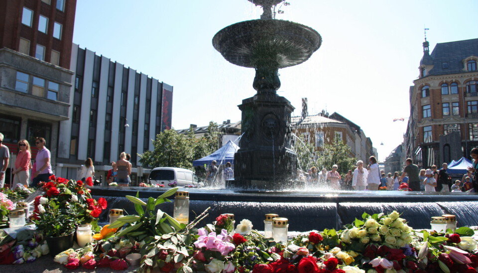 Blomster rundt fontenen på Youngstorget i Oslo til minne om ofrene for terrorangrepene mot Regjeringskvartalet og Utøya 22. juli 2011.