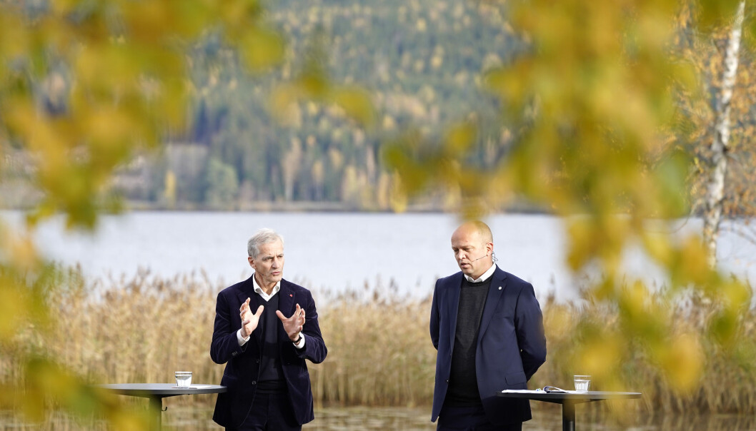 Leder i Ap Jonas Gahr Støre (t.v.) og leder i Sp Trygve Slagsvold Vedum la frem den nye regjeringsplattformen ved Hurdalsjen hotell. Leder i Ap Jonas Gahr Støre (t.v.) og leder i Sp Trygve Slagsvold Vedum la frem den nye regjeringsplattformen ved Hurdalsjen hotell.