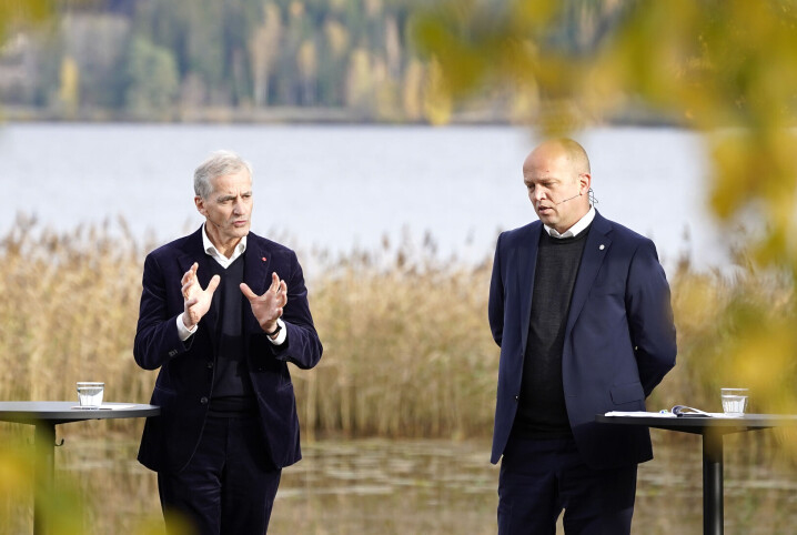 Leder i Ap Jonas Gahr Støre (t.v.) og leder i Sp Trygve Slagsvold Vedum la frem den nye regjeringsplattformen ved Hurdalsjen hotell.