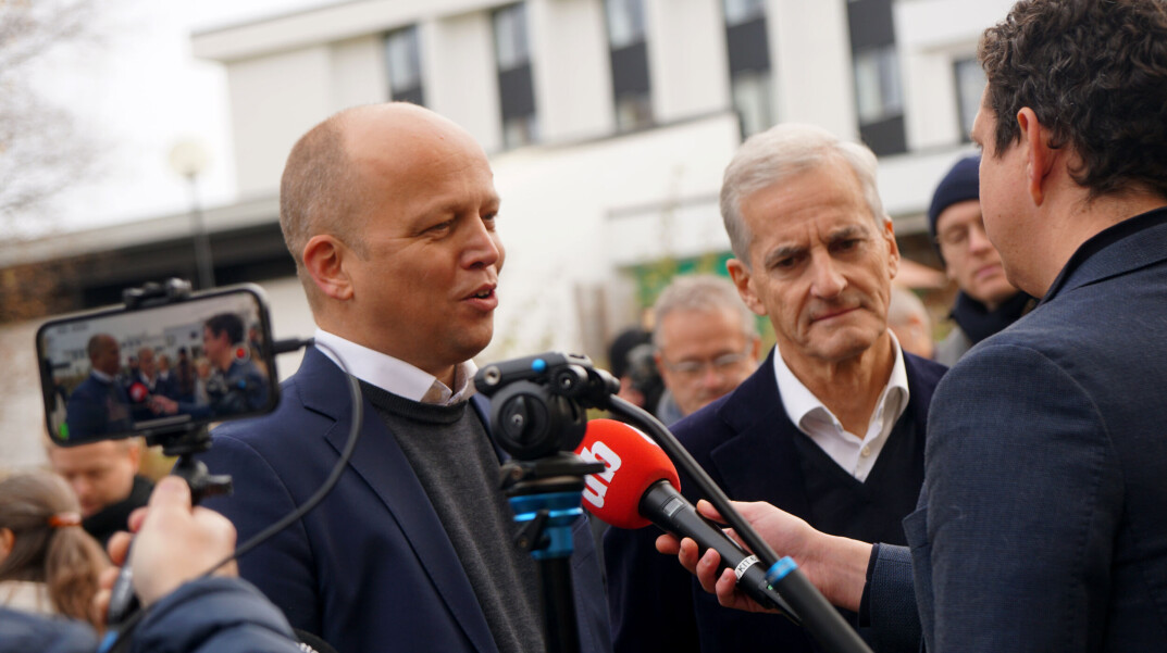 Mer enn 50 journalister og fotografer flokket seg rundt de to partilederne for å få separate intervjuer om løftene i Hurdalsplattformen. Mer enn 50 journalister og fotografer flokket seg rundt de to partilederne for å få separate intervjuer om løftene i Hurdalsplattformen.