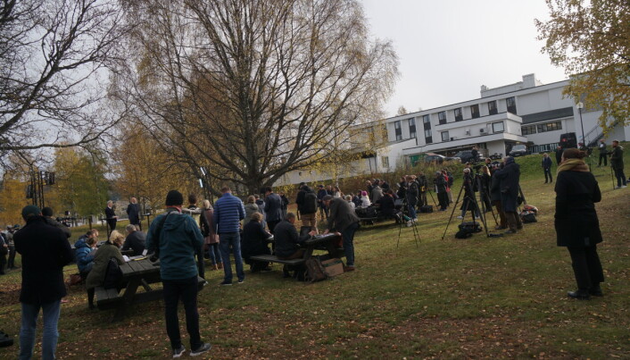 Over 50 journalister og fotografer vandret rundt etter Støre og Vedum. Over 50 journalister og fotografer vandret rundt etter Støre og Vedum.