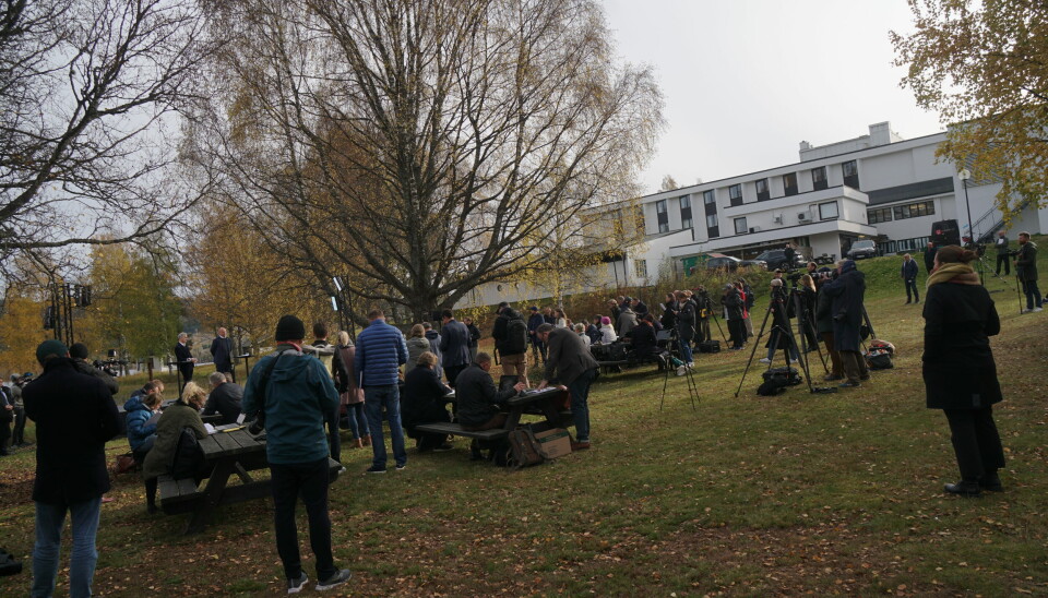 Over 50 journalister og fotografer vandret rundt etter Støre og Vedum.