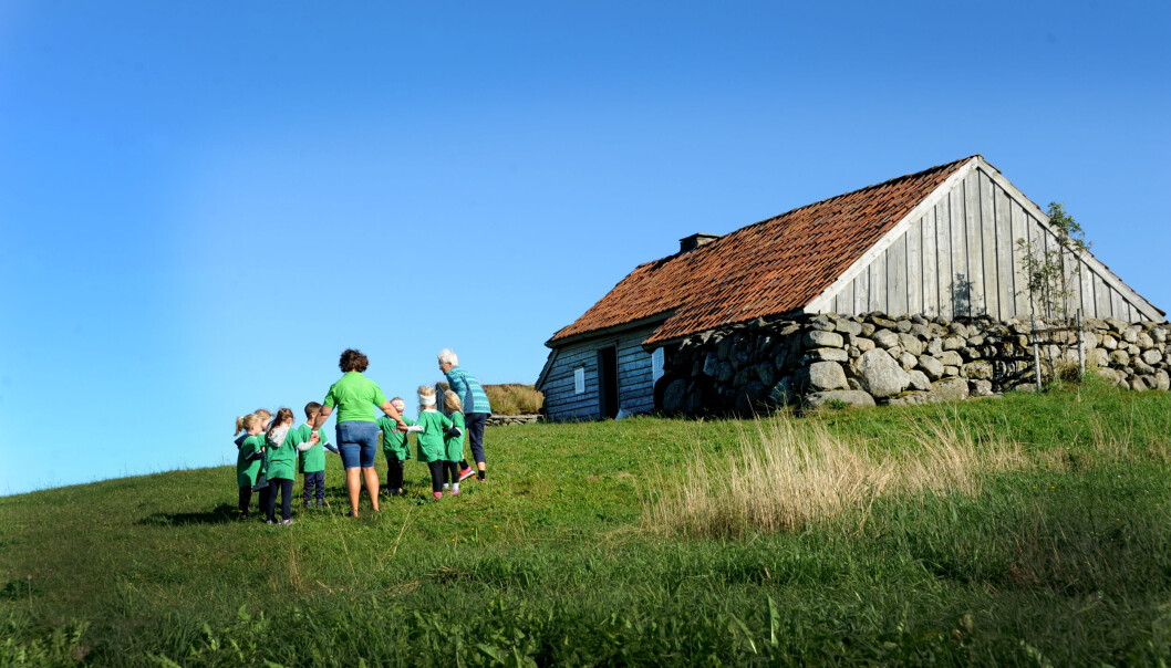 To generasjoner Dorthea Haugland og Kathrine Haugland lærer barna gamle sangleker, som slå på ring. To generasjoner Dorthea Haugland og Kathrine Haugland lærer barna gamle sangleker, som slå på ring.