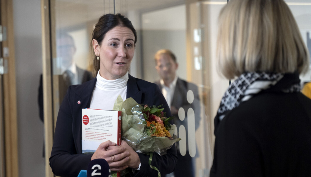 Avtroppende kunnskapminister Guri Melby (t.h.) leverer nøklene til påtroppende statsråd Tonje Brenna. Avtroppende kunnskapminister Guri Melby (t.h.) leverer nøklene til påtroppende statsråd Tonje Brenna.