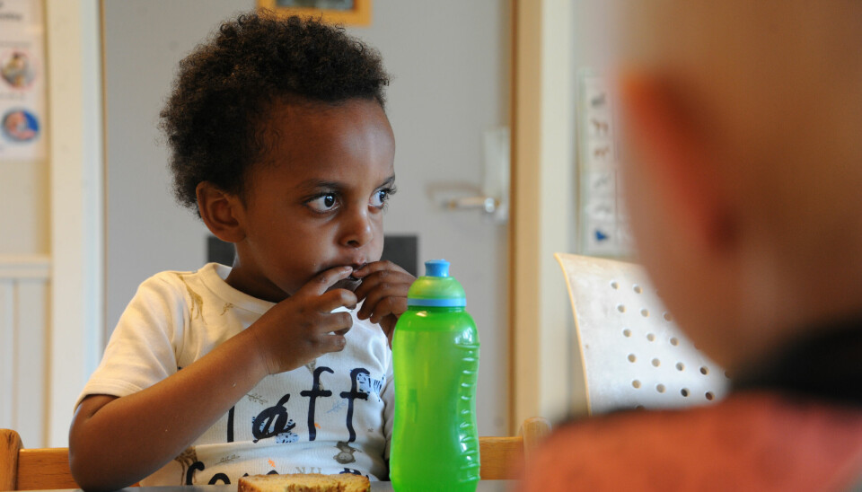 Noel koser seg med den siste grove brødskiva. Barn med allergi får tilpasset mat i barnehagen, slik at det ikke går ut over de andre barna.