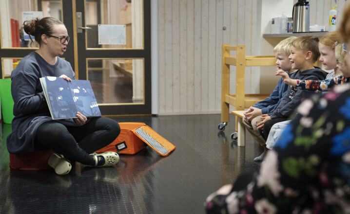 Ungene i 5-årsklubben i Vassøy barnehage er godt kjent med innholdet i overgangskofferten. Pedagogisk leder Hege Simonsen tror den vil gjøre overgangen til skolen lettere.