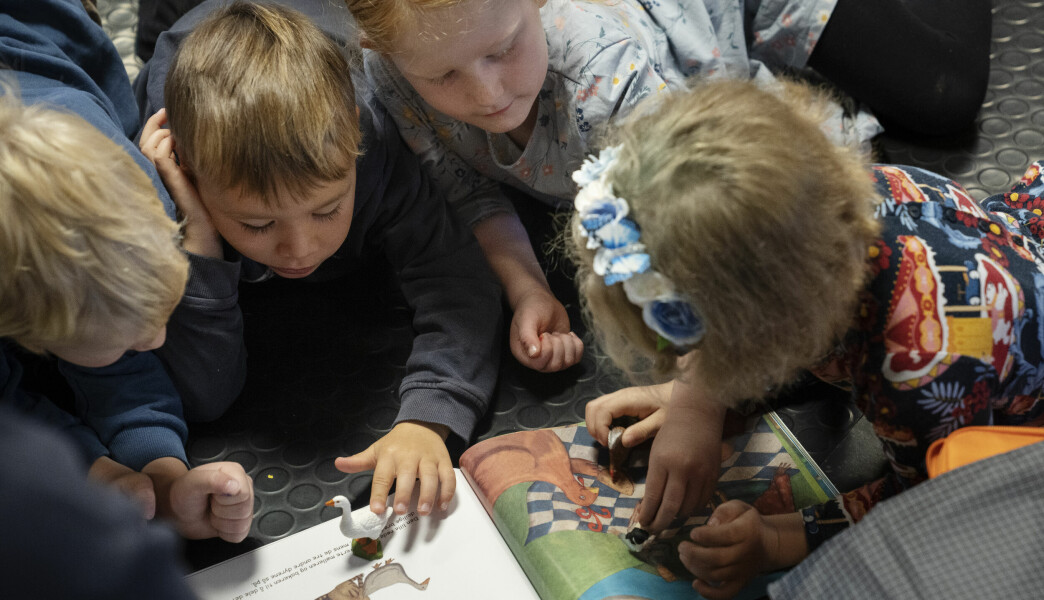 I Vassøy barnehage er ungene oppslukt av eventyret Den lille røde høna og hvetekornene. I kofferten følger det med fire små leker, som inspirerer til rollespill.