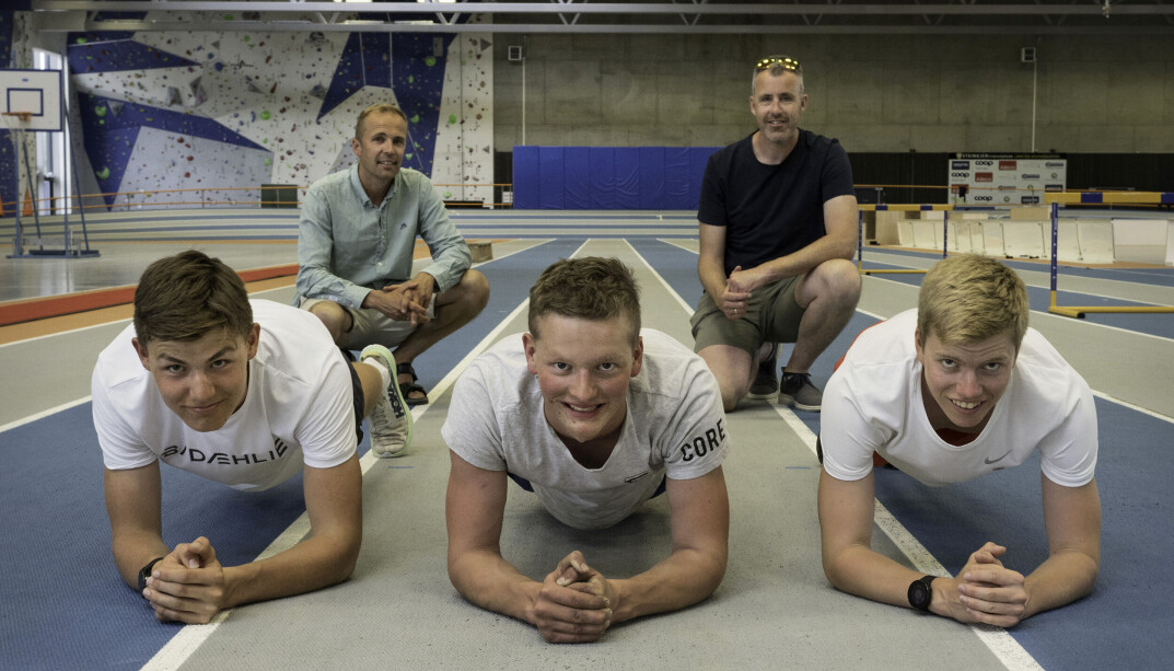 Elias Rønning Haraldsen (til venstre), Vegard Jermstad og Kristian Falmål trener knallhardt for å bli gode i skiskyting og er glade for at de har muligheten på skolen. Bak: Torbjørn Strøm, avdelingsleder på yrkesfag (til venstre) og Stian Ludvigsen, avdelingsleder på idrettsfag. Elias Rønning Haraldsen (til venstre), Vegard Jermstad og Kristian Falmål trener knallhardt for å bli gode i skiskyting og er glade for at de har muligheten på skolen. Bak: Torbjørn Strøm, avdelingsleder på yrkesfag (til venstre) og Stian Ludvigsen, avdelingsleder på idrettsfag.