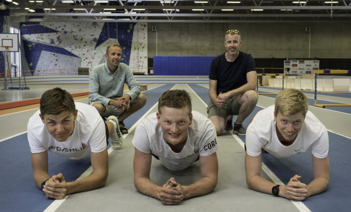 Elias Rønning Haraldsen (til venstre), Vegard Jermstad og Kristian Falmål trener knallhardt for å bli gode i skiskyting og er glade for at de har muligheten på skolen. Bak: Torbjørn Strøm, avdelingsleder på yrkesfag (til venstre) og Stian Ludvigsen, avdelingsleder på idrettsfag.