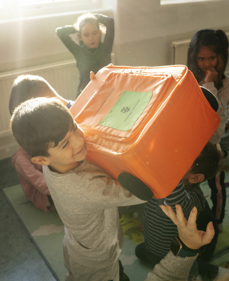 Førsteklassingene på Nylund skole viser begeistring og gjenkjennelse når overgangskofferten hentes fram.
