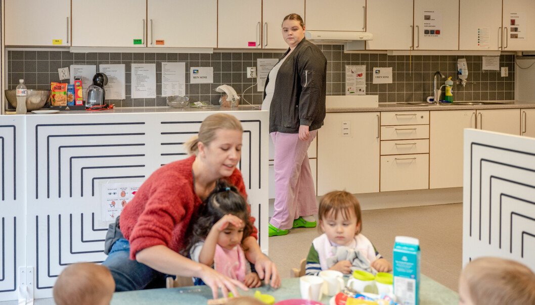 Ida Falch Irgens Andersen (i sort jakke) er en av de to første kjøkkenassistentene i kommunal barnehage i Oslo på tjue år. Pedagogisk leder Marie Hurthi Steinkjer er fadder for assistenten.