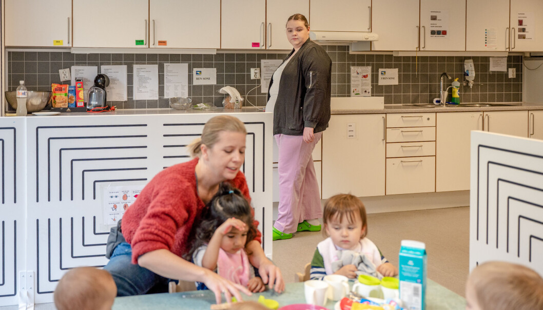 Ida Falch Irgens Andersen (i sort jakke) er en av de to første kjøkkenassistentene i kommunal barnehage i Oslo på tjue år. Pedagogisk leder Marie Hurthi Steinkjer er fadder for assistenten. Ida Falch Irgens Andersen (i sort jakke) er en av de to første kjøkkenassistentene i kommunal barnehage i Oslo på tjue år. Pedagogisk leder Marie Hurthi Steinkjer er fadder for assistenten.