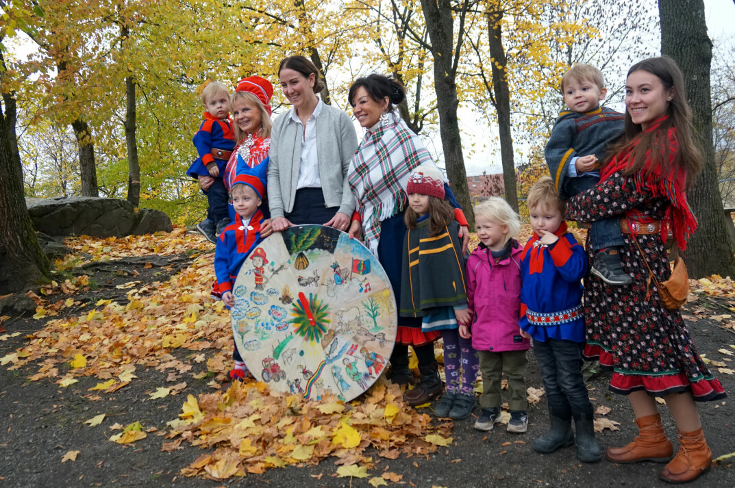 Kunnskapsminister Tonje Brenna fikk høre om det samiske pedagogiske årshjulet, som er delt inn i åtte årstider.
