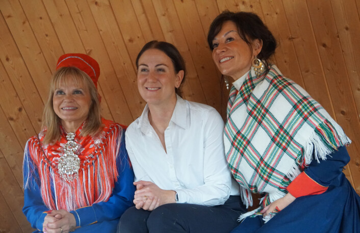 Pedagogisk leder Ruth Mari Hansen Brinis (t.v.) og daglig leder Máre Helander (t.h.) ga statsråd Tonje Brenna innblikk i hva som foregår i samisk språkuke. Pedagogisk leder Ruth Mari Hansen Brinis (t.v.) og daglig leder Máre Helander (t.h.) ga statsråd Tonje Brenna innblikk i hva som foregår i samisk språkuke.