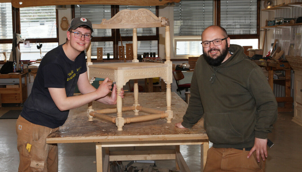Even (t.h.) sammen med Martin Bjørk Halvorsen, som har lagd en stol med treskjæring i dragestil og karveskurdmønster. Even (t.h.) sammen med Martin Bjørk Halvorsen, som har lagd en stol med treskjæring i dragestil og karveskurdmønster.