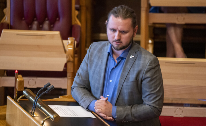 Freddy André Øvstegård (SV) mener regjeringen bør snu i avgjørelsen om rødt nivå i videregående.