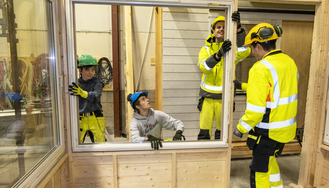 Elever ved bygg- og anleggsfag ved Skjetlein videregående skole i Trondheim i arbeid tidligere i år. Nå er lærerne der bekymret for hva de høye tømmerprisene får å si for undervisningen.
