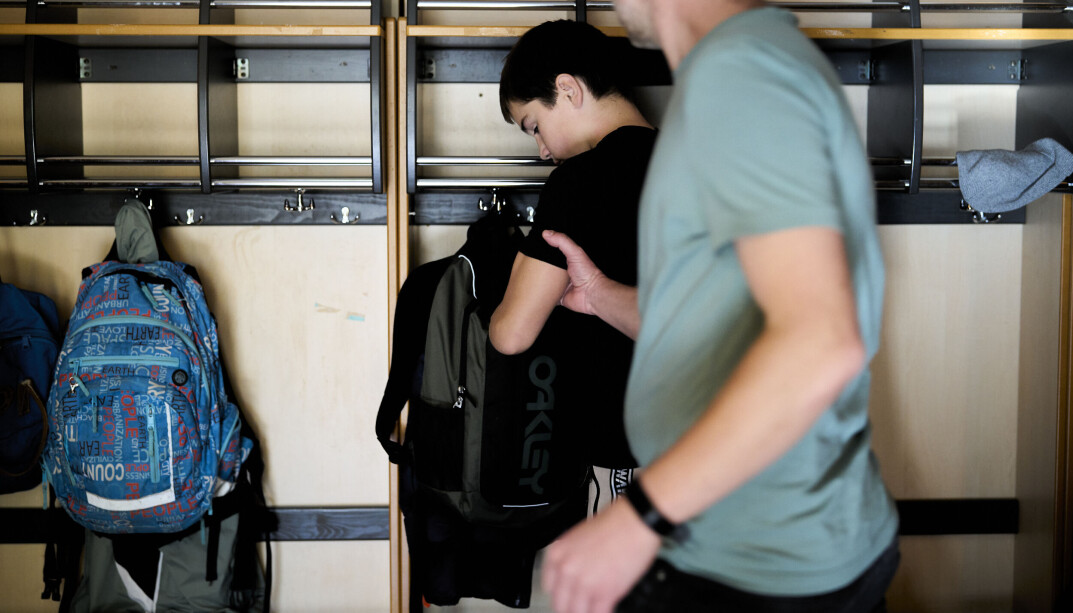 Elever som føler seg mislikt av læreren kan få dårligere selvfølelse, lærer mindre og føler seg utenfor fellesskapet på skolen, viser en samling forskning av lærermobbing. Elever som føler seg mislikt av læreren kan få dårligere selvfølelse, lærer mindre og føler seg utenfor fellesskapet på skolen, viser en samling forskning av lærermobbing.