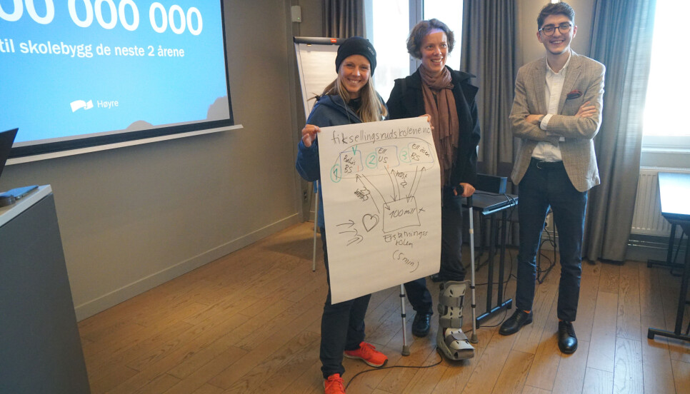 Oldebråten og Halsør tegnet og forklarte for Mehmet Kaan Inan på pressekonferansen.